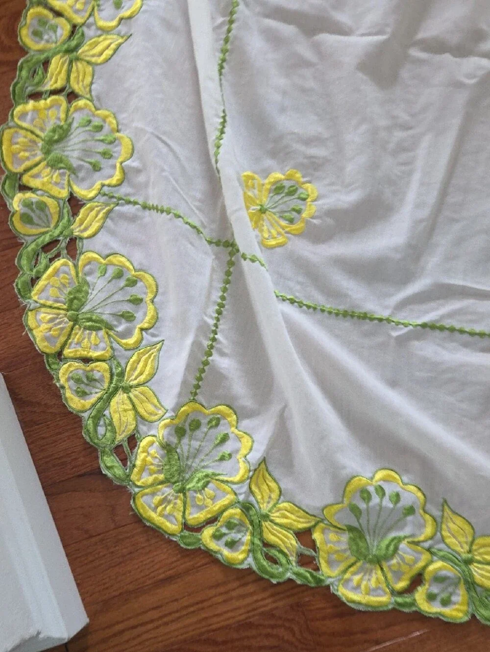 Vintage Embroidered Yellow & Green Floral Table Cloth & Napkins
